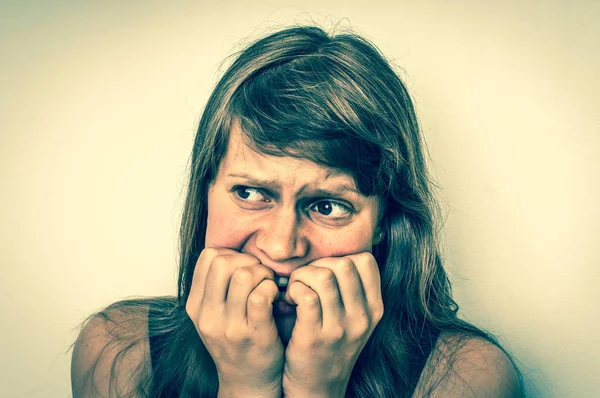 Nerveuze vrouw haar nagels - retro stijl te bijten — Stockfoto