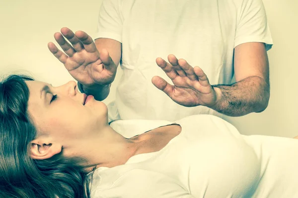 Jovem mulher tendo tratamento de cura reiki - estilo retro — Fotografia de Stock