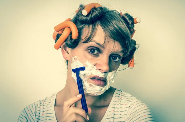La mujer se afeita la cara con espuma y afeitadora - estilo retro — Foto de Stock