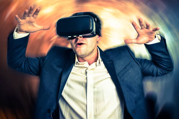 Άντρας με γυαλιά εικονικής πραγματικότητας παίζει 3d παιχνίδια — Φωτογραφία Αρχείου