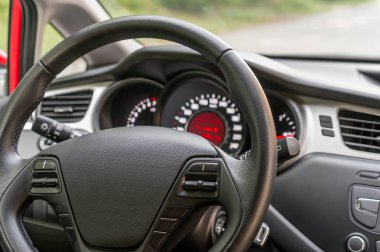 Araba iç direksiyon simidi ve gösterge tablosu ile