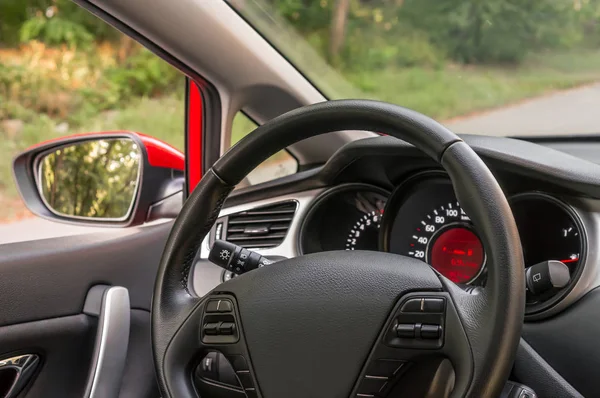 Interior mobil dengan roda kemudi dan dasbor — Stok Foto