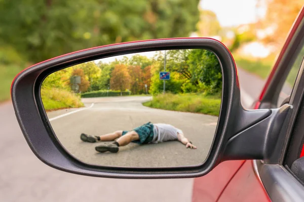 Rearview mirror with a man hit by a car — Stok Foto