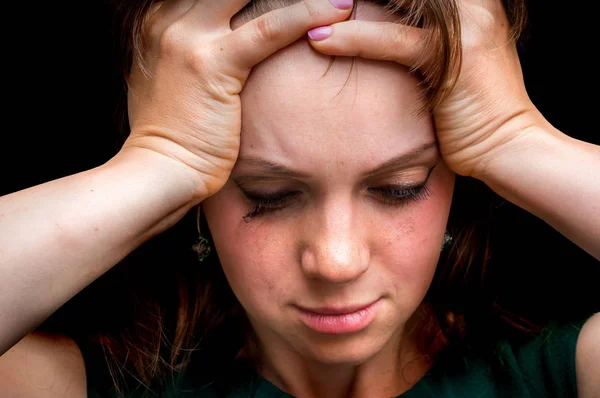 Retrato de cerca de una mujer llorando aislada en negro — Foto de Stock