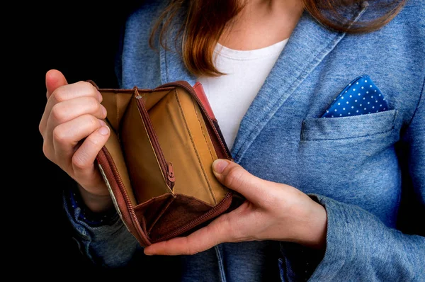 Boş bir cüzdan tutan kadın para değil
