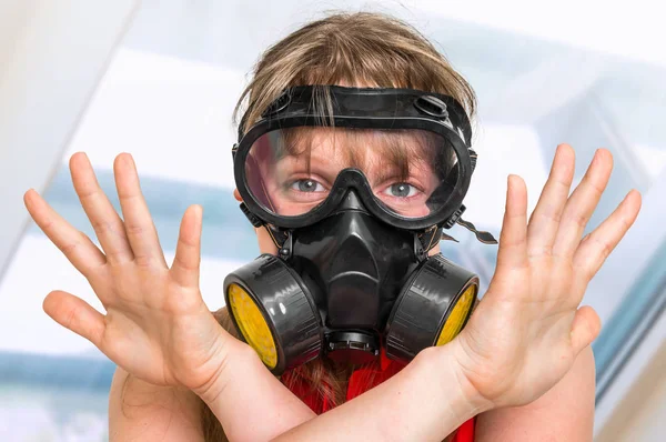 Geschäftsfrau mit Gasmaske zeigt negative Geste — Stockfoto