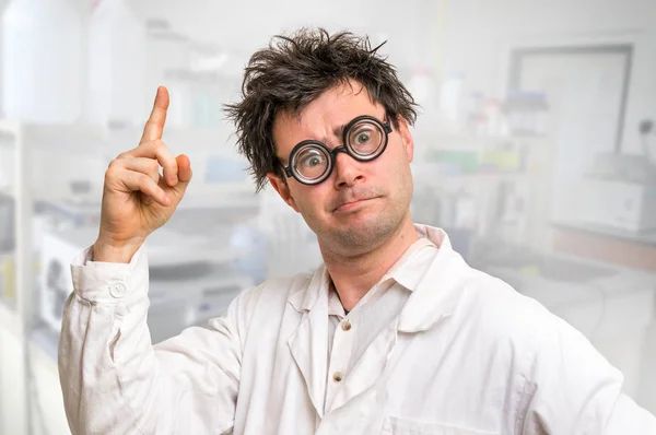 Сумасшедший ученый получил замечательную идею в своей лаборатории — стоковое фото