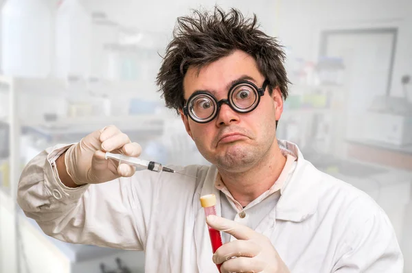 Сумасшедший ученый проводит эксперименты в лаборатории — стоковое фото
