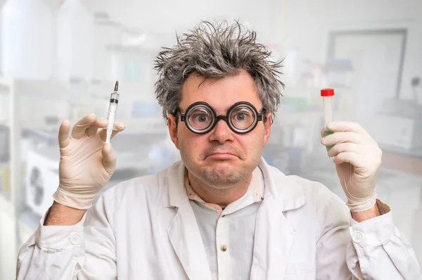 Ученый с седыми волосами проводит эксперименты в лаборатории — стоковое фото