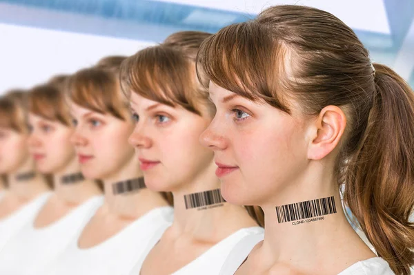 Багато жінок поспіль з штрих-кодом - концепція генетичного клону — стокове фото