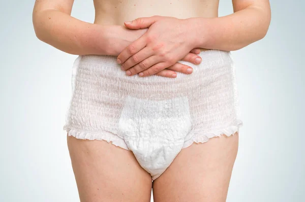Mujer que usa pañal de incontinencia —  Fotos de Stock