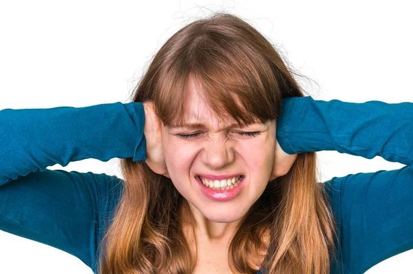 Стрессовая женщина закрывает уши, чтобы защитить от громкого шума — стоковое фото