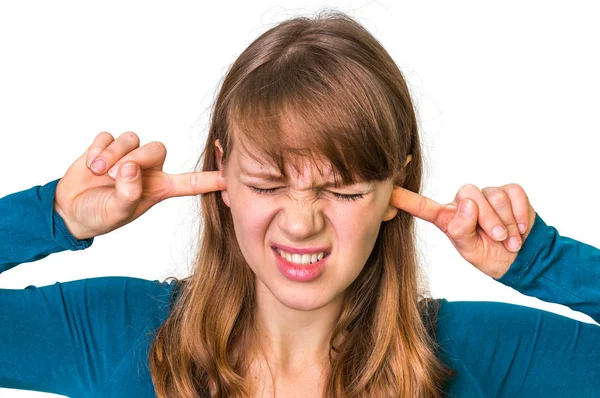 Kobieta zamyka uszy palcami, aby chronić przed głośny hałas — Zdjęcie stockowe