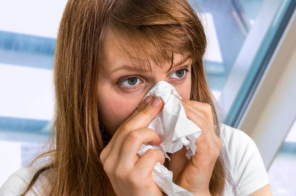 Wanita sakit flu dan bersin ke dalam saputangan — Stok Foto