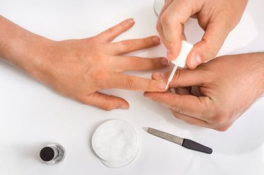 Bir tırnak salonu - tırnak bakımı ve manikür kadında