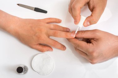 Bir tırnak salonu - tırnak bakımı ve manikür kadında