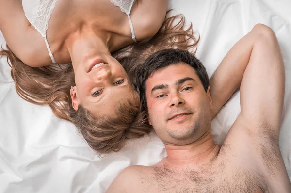 Seven çift birlikte yatakta yatan bir Üstten Görünüm — Stok fotoğraf