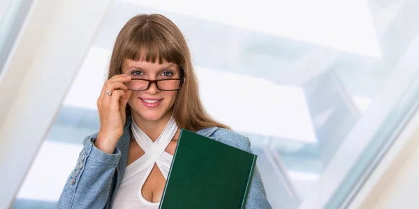 Porträt einer erfolgreichen Geschäftsfrau in formeller Klage — Stockfoto