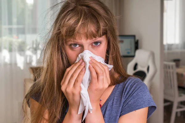 Wanita sakit dengan flu atau bersin dingin ke dalam saputangan — Stok Foto