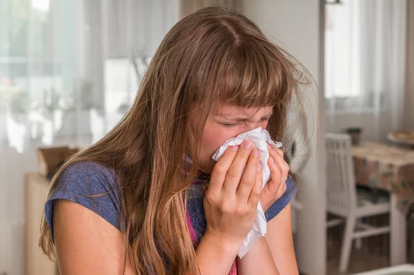 Mujer enferma con gripe o frío estornudando en el pañuelo — Foto de Stock