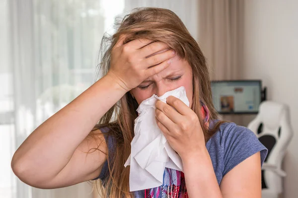 Mujer enferma con gripe o frío estornudando en el pañuelo — Foto de Stock