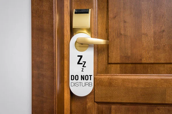 Door of hotel room with sign please do not disturb — Stock Photo, Image