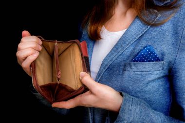 Boş bir cüzdan tutan kadın para değil