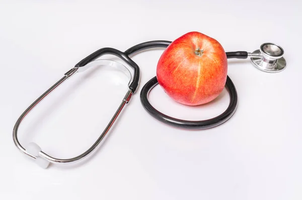 リンゴと白で隔離聴診器 — ストック写真