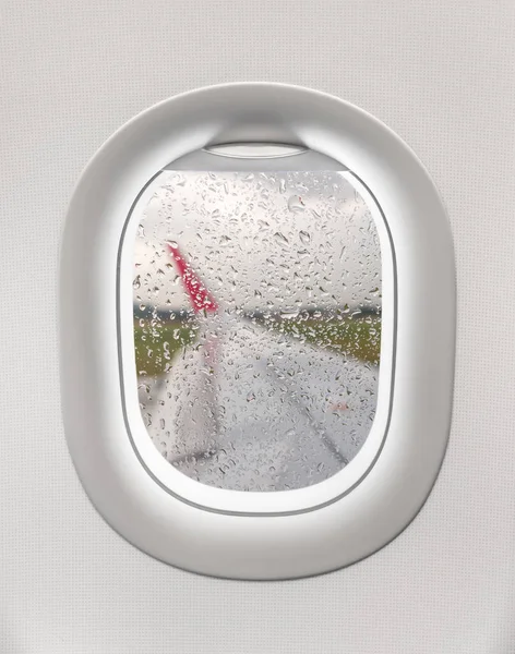 Вид на крыло и капли воды из окна самолета — стоковое фото
