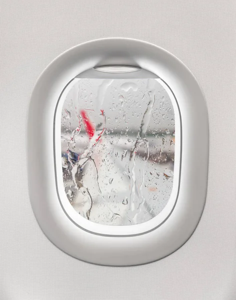 Προβολή της πτέρυγας και του νερού να πέσει από το παράθυρο του αεροπλάνου — Φωτογραφία Αρχείου