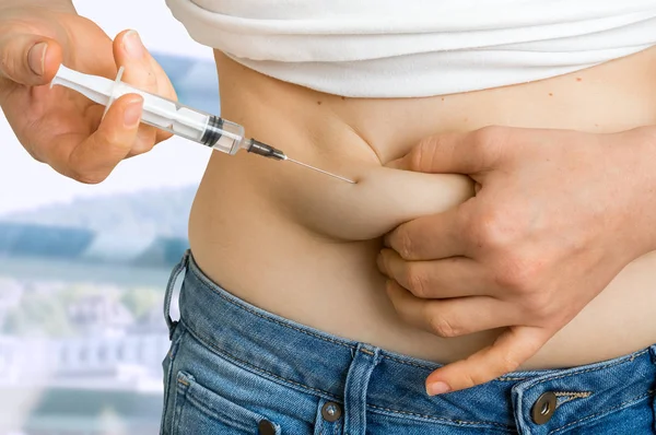 Mulher diabética com seringa injetar insulina na barriga — Fotografia de Stock