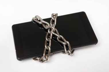 Hareket eden telefon ile metal zincir üzerine beyaz kilitli