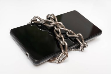 Hareket eden telefon ile metal zincir üzerine beyaz kilitli