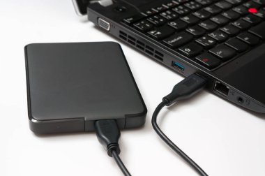 Harici sabit disk (Hdd) dizüstü bilgisayara bağlı
