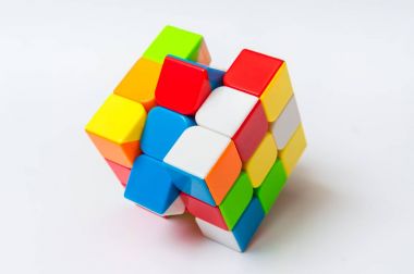 Rubik küp beyaz arkaplanda izole