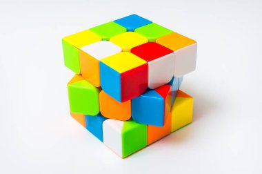 Rubik küp beyaz arkaplanda izole