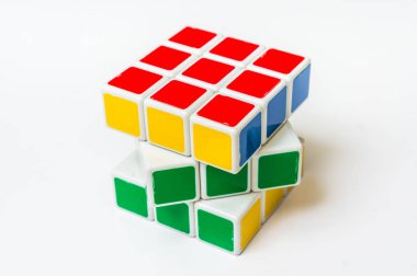 Rubik küp beyaz arkaplanda izole