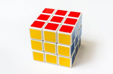 Rubik küp beyaz arkaplanda izole