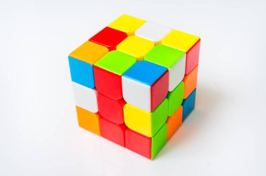 Rubik küp beyaz arkaplanda izole