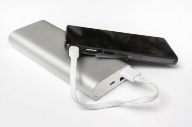 Beyaz güç bankadan akıllı telefon şarj