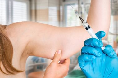 Kadın onun kas kolunu altında test ediyor