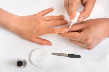 Bir tırnak salonu - tırnak bakımı ve manikür kadında