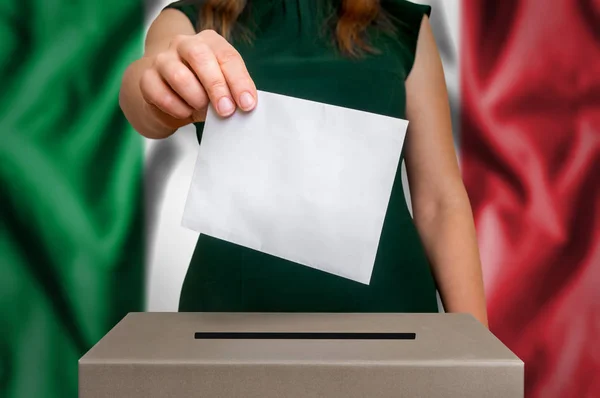 Eleição na Itália - votação na urna — Fotografia de Stock