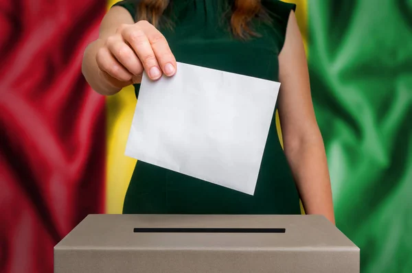 Вибори в Гвінеї - голосування в урну — стокове фото