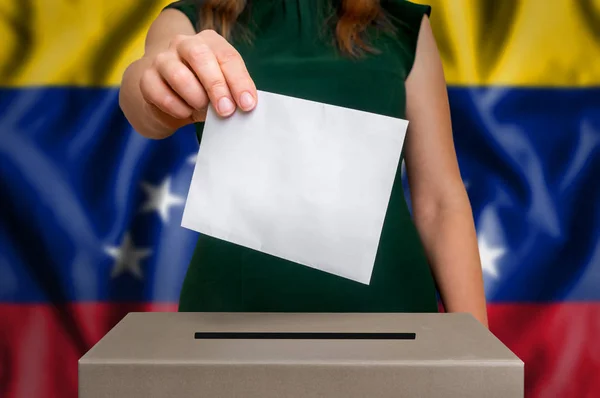 Выборы в Венесуэле - голосование у избирательного ящика — стоковое фото