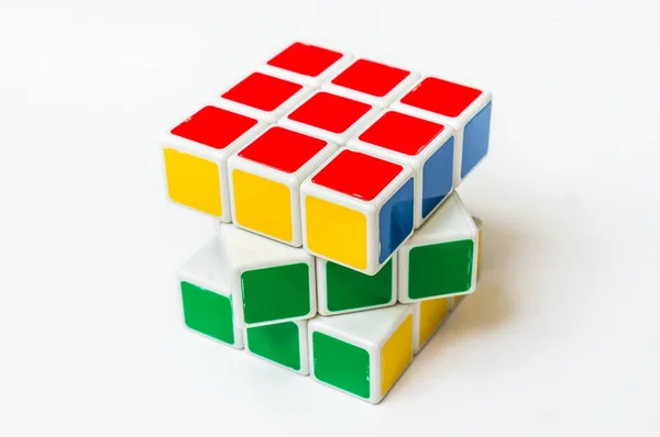 在白色背景上孤立的Rubik立方体 — 图库照片
