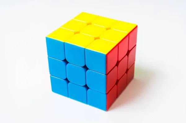 在白色背景上孤立的Rubik立方体 — 图库照片