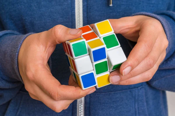 Rubik's cube in female hands - jeu pour résoudre des problèmes — Photo