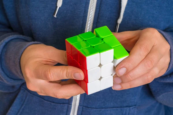 Cubo de Rubik en manos femeninas - juego para resolver problemas — Foto de Stock