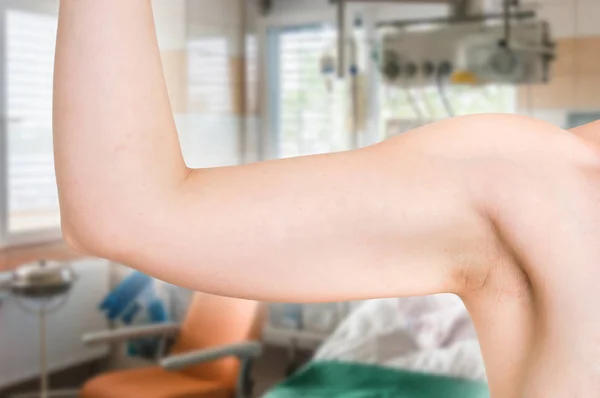 Kvinna testar sin muskel under armen — Stockfoto